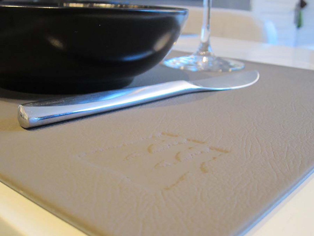 set-de-table-luxe-embossage-restaurant-menu-carte-hotel-cuir